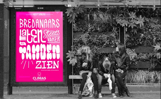 Różowy plakat reklamujący klinikę stomatologiczną Clinias i dzieci siedzące na ławce na przystanku autobusowym