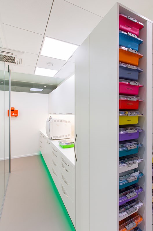 Sterylizatornia i system przechowywania materiałów stomatologicznych oparty na kolorowych tackach zabiegowych