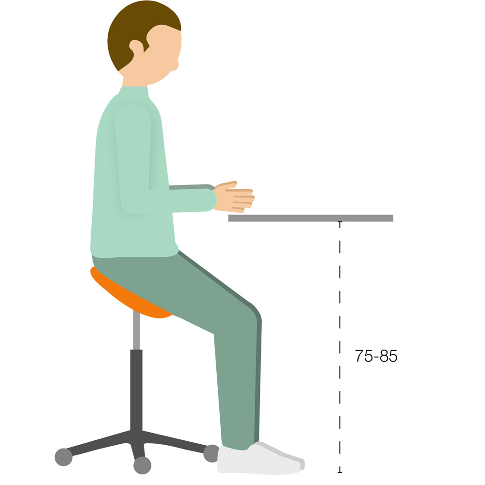 Asystent stomatologiczny od profilu siedzący w wyprostowanej pozycji przy blacie roboczym z wytyczoną odległością od podłogi 75 - 85 cm