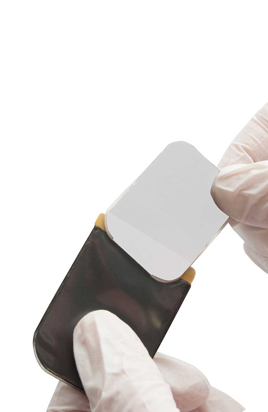 Dłonie wkładające płytkę fosforową psp do osłonki TrollBag PSP Ultra Soft