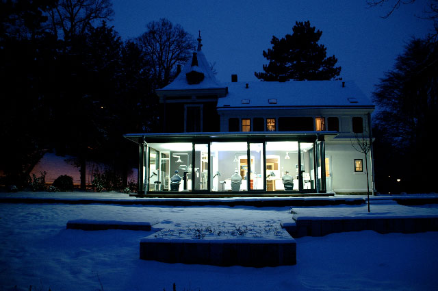 Zdjęcie klinik doktora Harrego Fritza zimą w nocy