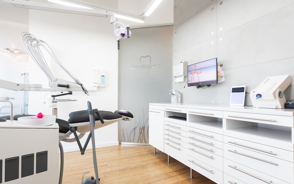 Meble stomatologiczne i ergonomiczny unit stomatologiczny z rozłożonym fotelem pacjenta