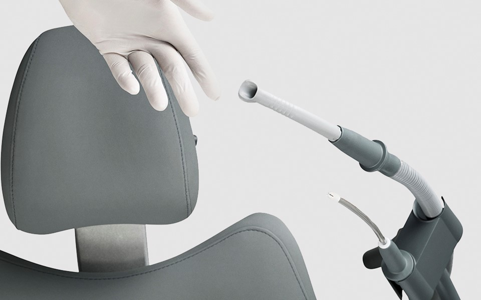 Uchwyt ssaka i ślinociągu unitu stomatologicznego XO FLEX umieszczony przy fotelu pacjenta