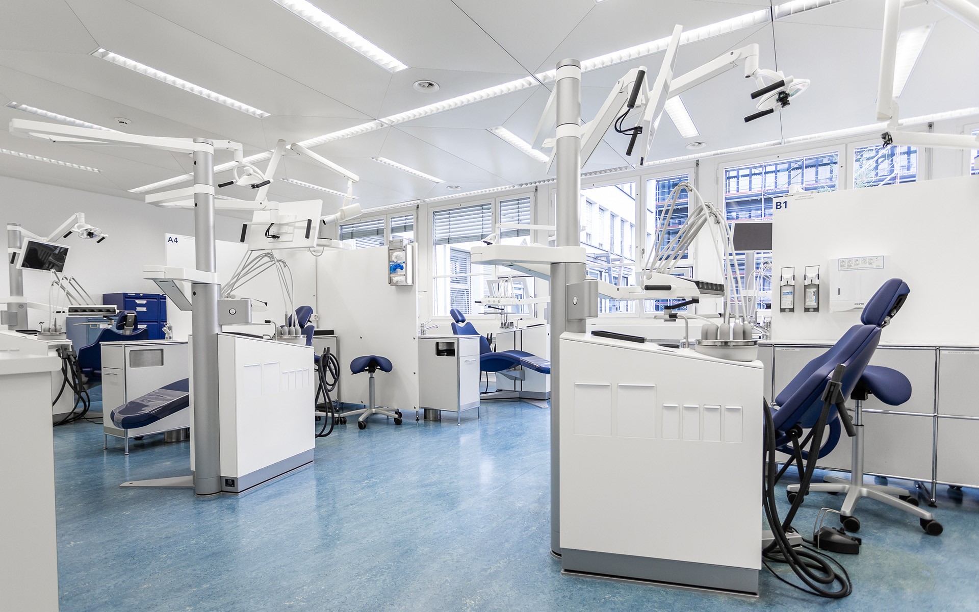 Sala ćwiczeniowa polikliniki stomatologicznej z czterema unitami stomatologicznymi XO FLEX z fotelami pacjenta w kolorze szafirowym