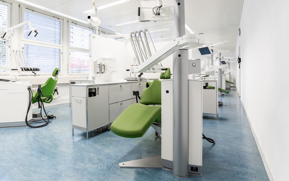 Sala fantomowa z unitami stomatologicznymi XO CARE z zielonymi fotelami pacjenta