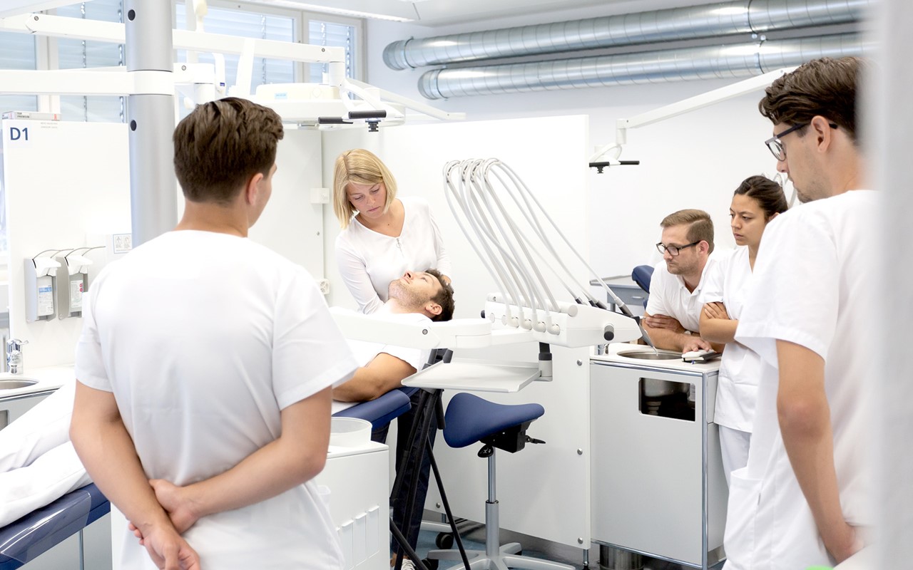 Studenci stomatologii podczas zajęć praktycznych z unitem stomatologicznym XO FLE