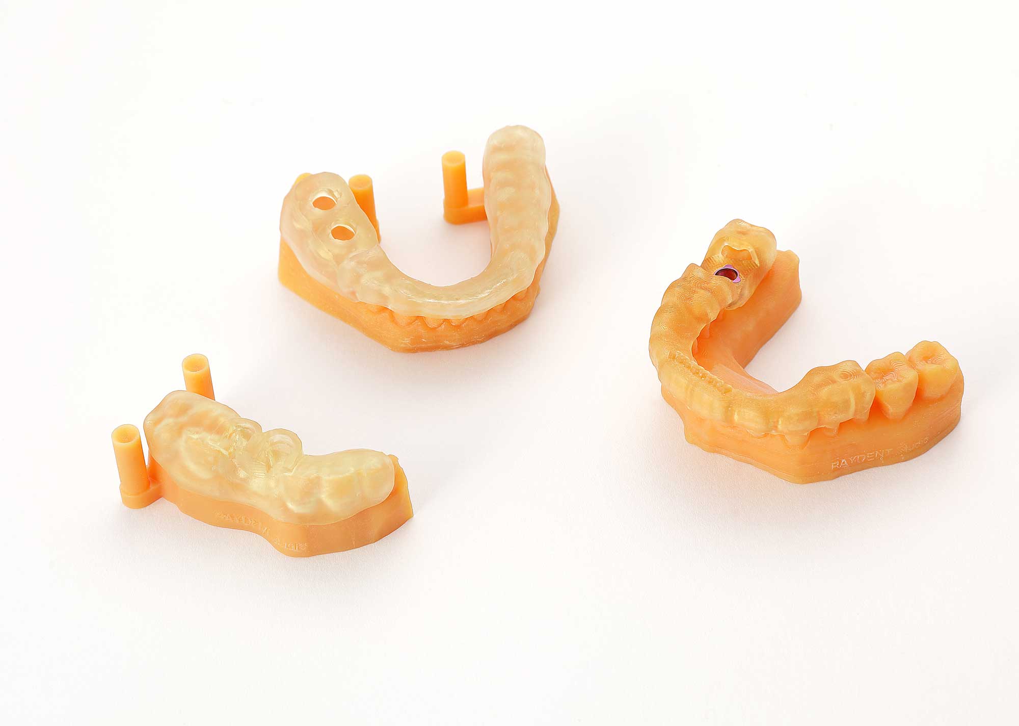 Stomatologiczne szablony chirurgiczne nałożone na modele łuków zębowych